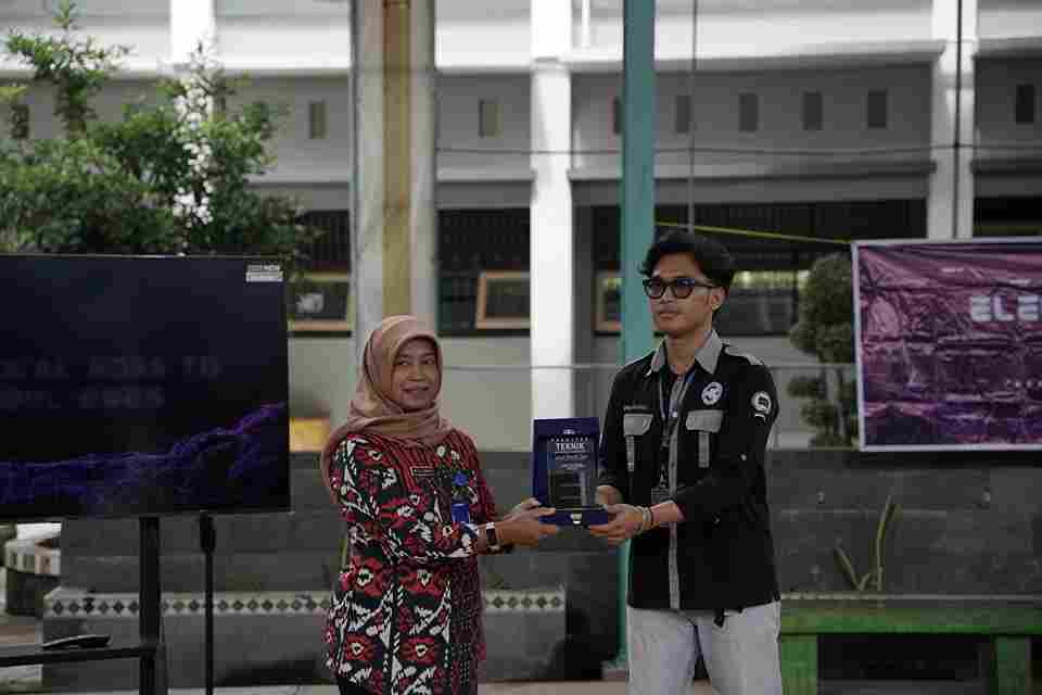 Penyerahan Plakat SMA 1 Gebog Kudus